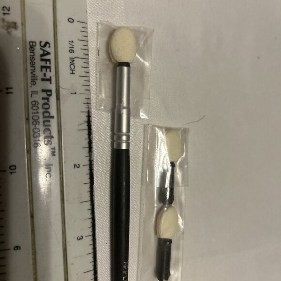 Target Placement Sponge Blending Eye Shadow Brush W/2 Extra Replacement Tips - Picture 6 of 7